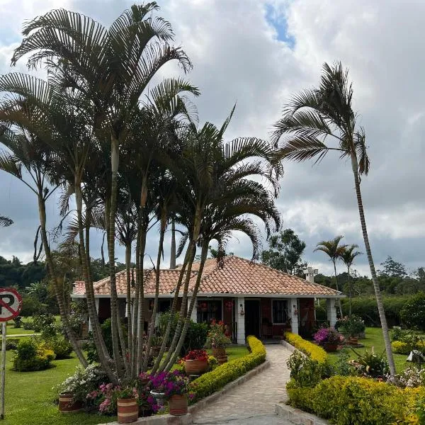 Hermosa Cabana con bonito Jardin y piscina en la Mesa de los Santos，位于La Honda的酒店