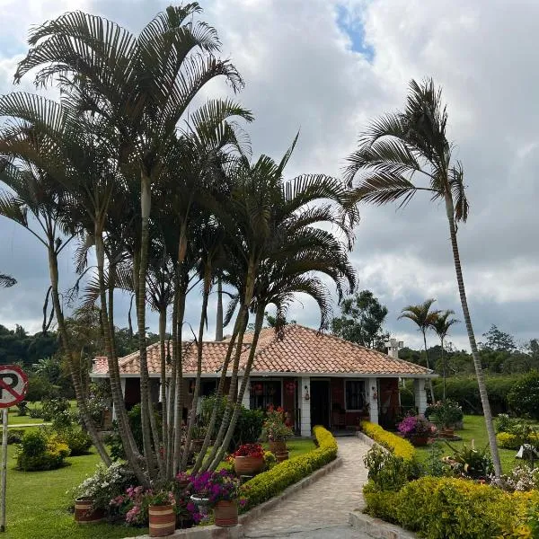 Hermosa Cabana con bonito Jardin y piscina en la Mesa de los Santos，位于Los Curos的酒店