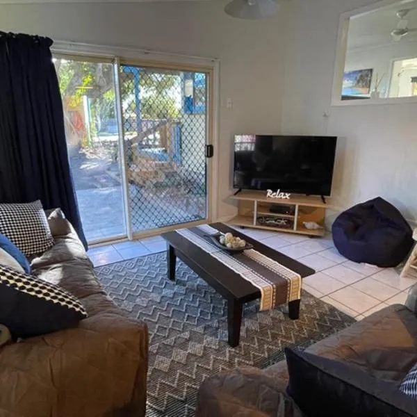 Pet Friendly Cottage in Torquay - Hervey Bay 430m or 5 min walk to dog friendly Shelly Beach，位于赫维湾的酒店