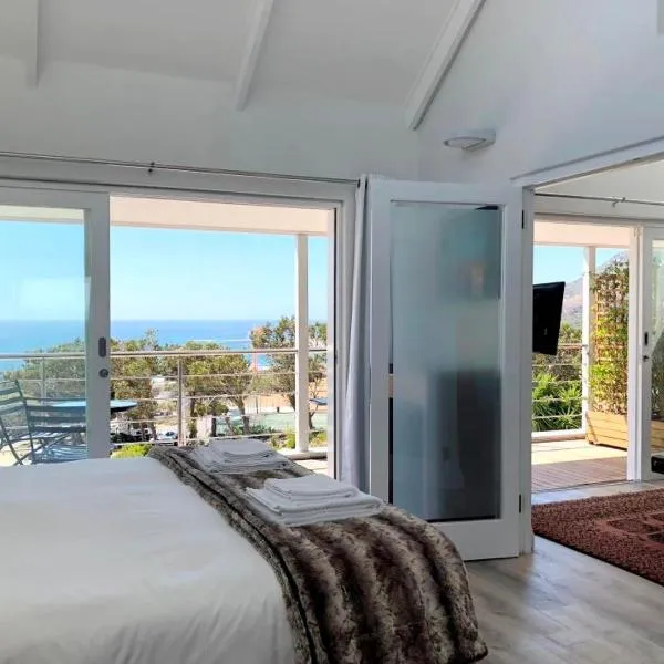 Bright Camps Bay Loft with Stunning Views and Shared Pool，位于豪特湾的酒店