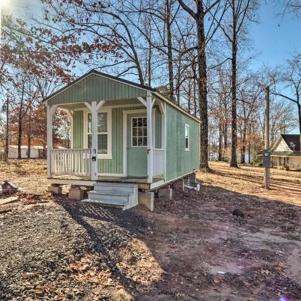 Sunny Catfish Cabin with Views of Toledo Bend，位于Hemphill的酒店