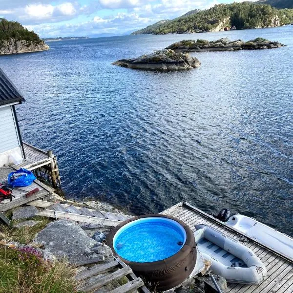 Bergen/Sotra: Sea cabin. Spa. Fishing. Boat，位于Algrøy的酒店