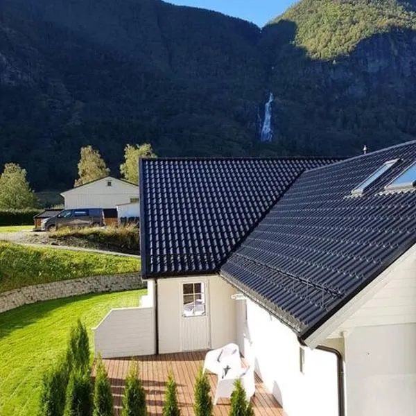 Cheerful 4-bedroom home with fireplace, 1,5km from Flåm center，位于米达尔的酒店