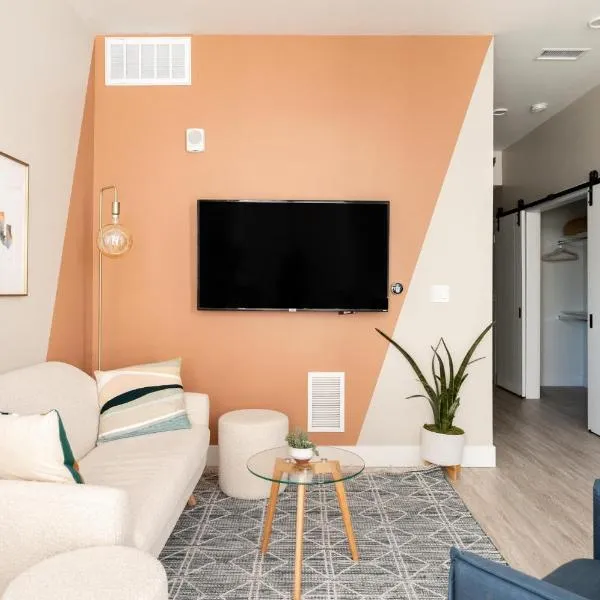 Colorful Western Vibe - Pet-Friendly - Zuni Lofts，位于丹佛的酒店