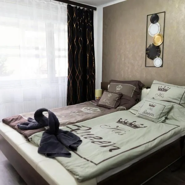 Komló Szíve Apartman，位于Komló的酒店