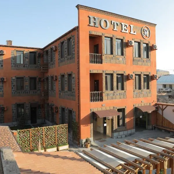 H Resort Hotel Vagharshapat Armenia，位于Musalerr的酒店