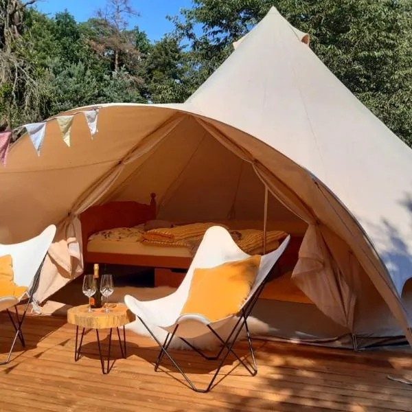 Glamping v Sadu，位于Sadská的酒店