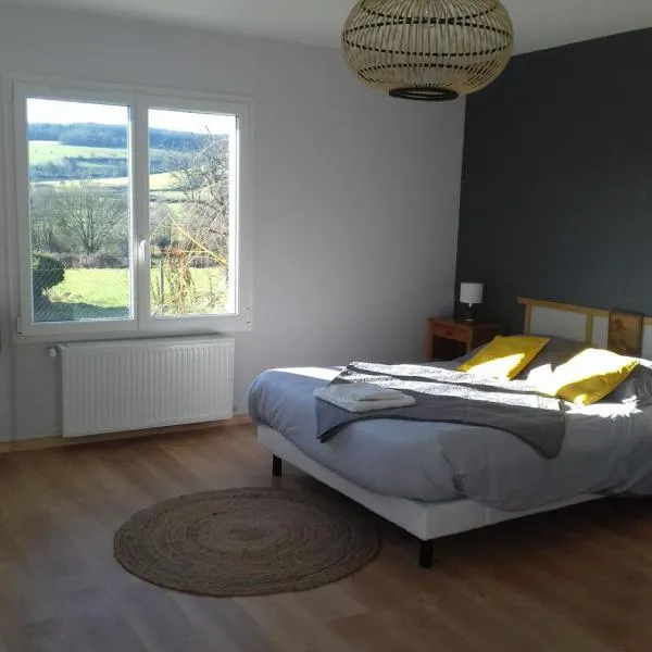 Agréable chambre meublée, vue sur la vallée de l'Auxois，位于Écorsain的酒店