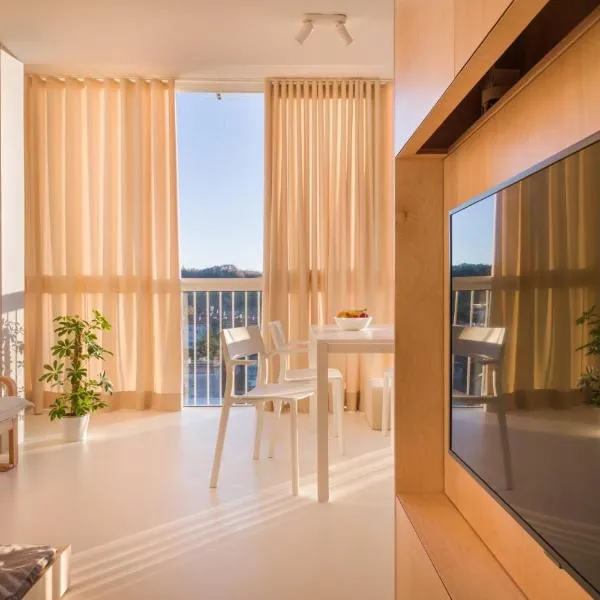 Elegant Studio Apartment with Panoramic View，位于新戈里察的酒店
