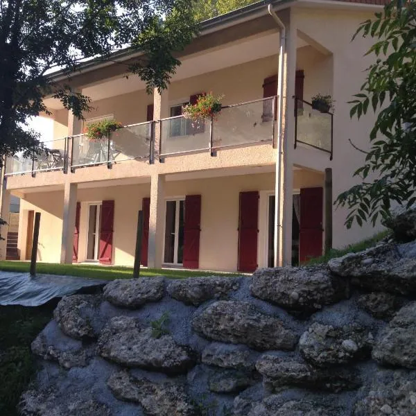 Le Mas de Servant Roulottes et chambres d'hôtes，位于鲁瓦昂地区蓬的酒店