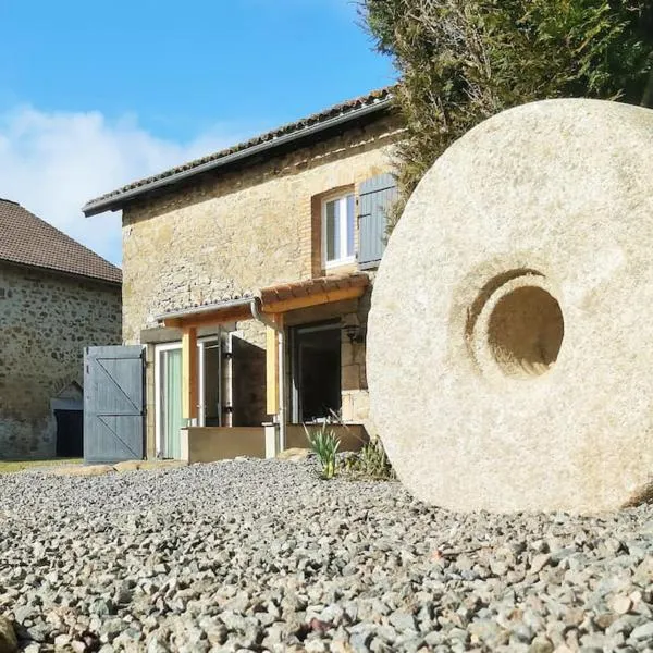 Beautiful 2 bed cottage with swimming pool，位于Pagéas的酒店