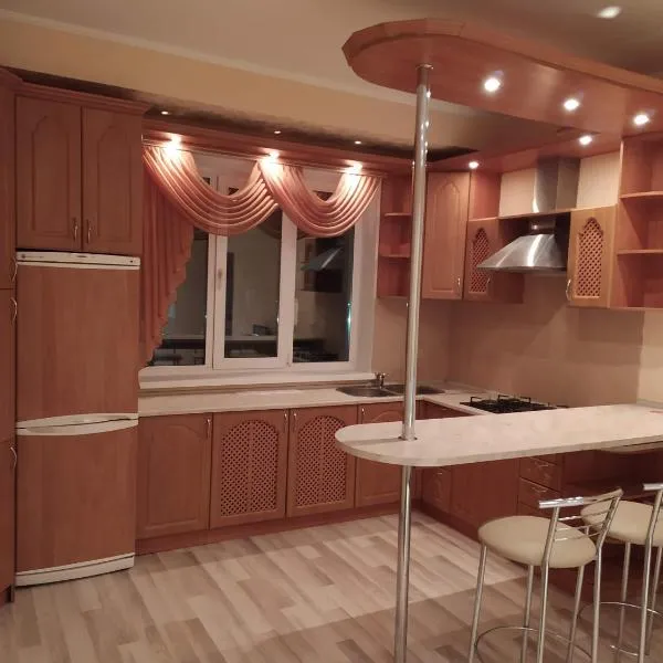 Двухкомнатная квартира с кухней студией Бровары.，位于Bogdanovka的酒店