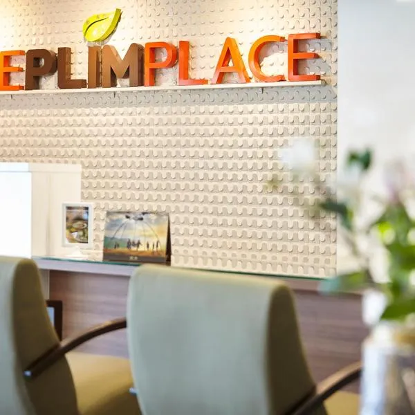 The Plimplace Hotel，位于Bang Su的酒店