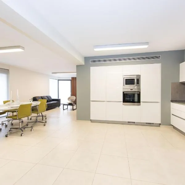 Spacious Fully Equipped 3BD 2Bath Apt in the heart of city with Balconies AC and fast WIFI #1，位于海若克利欧的酒店