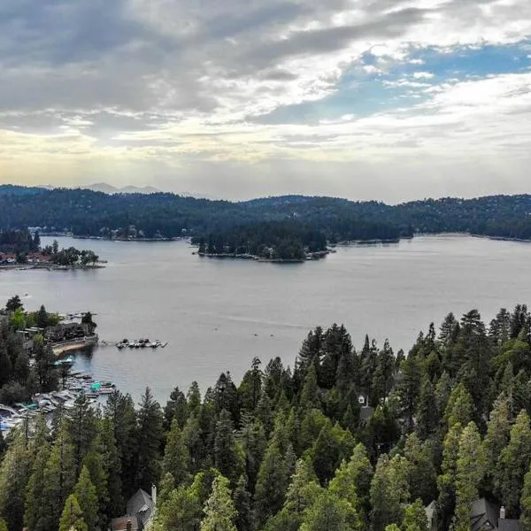 Lake house Cabin - Lake Arrowhead，位于Arrowhead Highlands的酒店