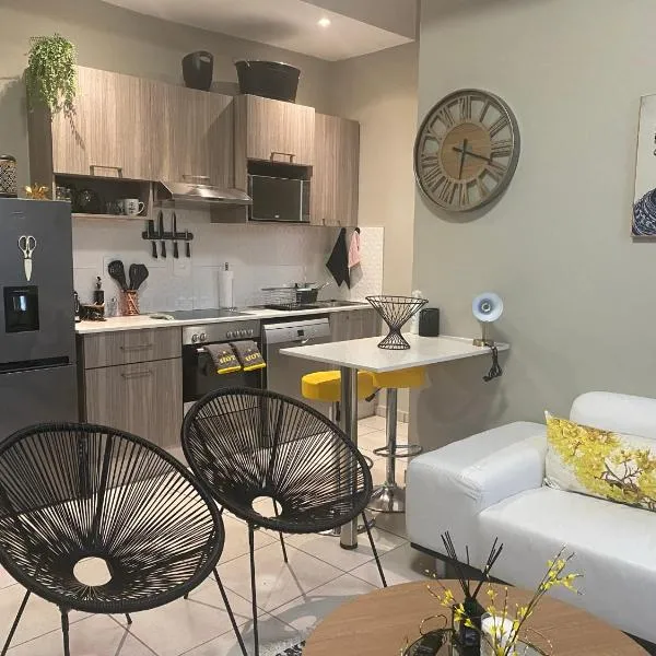 Lovely Rosebank 1-bedroom condo with pool & cinema，位于约翰内斯堡的酒店