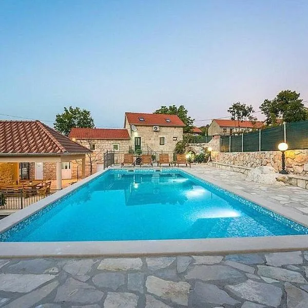 Holiday house Buljanovi Dvori with private pool，位于Runović的酒店