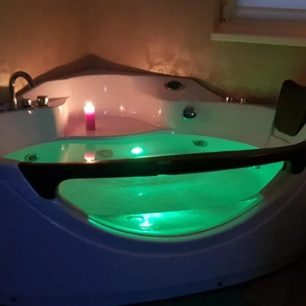 Jacuzzi Room，位于苏博蒂察的酒店
