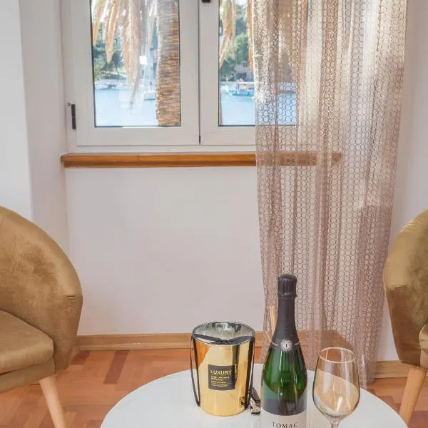 Deluxe Dreamy room in the Center of Hvar with Sea View，位于赫瓦尔的酒店