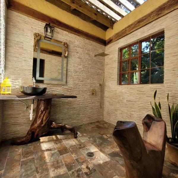 Ecoscape Jamaica - Lavish 1-br cottage by the river，位于圣安斯贝的酒店