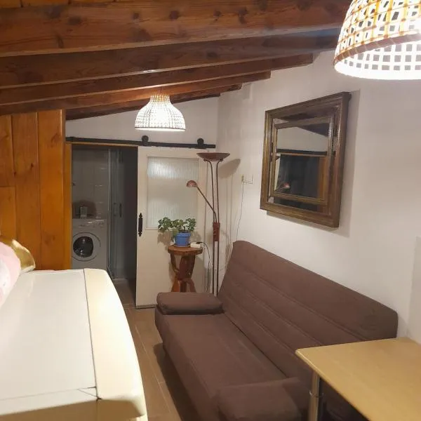 Habitación rústica independiente con todas las comodidades, sofacama y ventilador，位于托尔德西拉斯的酒店