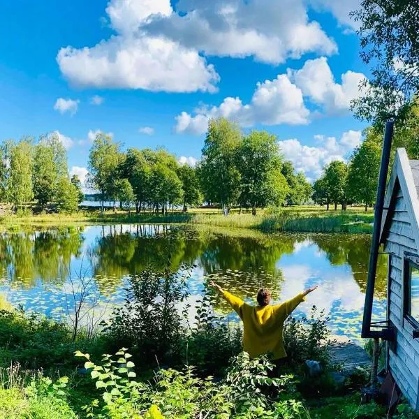 Romantic Cabin right on the lake with fire place，位于Hedemora的酒店