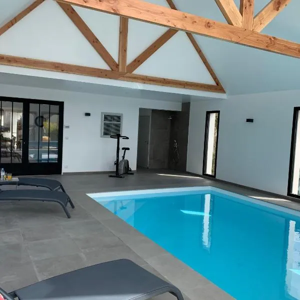 Villa avec piscine intérieure à Sainte- Marine，位于康布里特的酒店