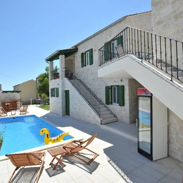 Corte villas & apartments - AE1043，位于Batalaži的酒店