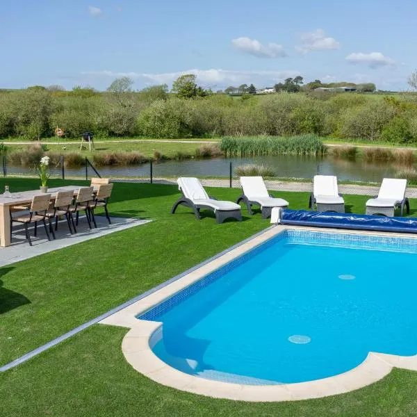 Herons House Sleeps 12, heated Pool, hot tub, sauna, games room 5 Star!，位于大圣科勒姆的酒店