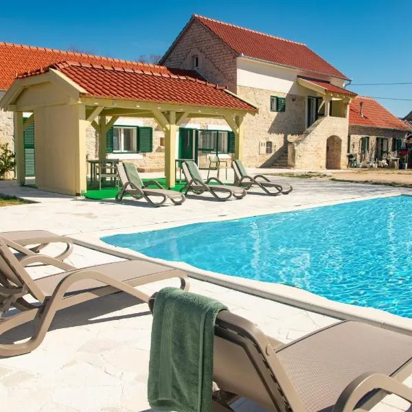 Rural Villa Olive Krka- 30 min from sea, private pool, free parking, wifi, family friendly, park Krka 10 min,same prices for 2025，位于Ervenik的酒店