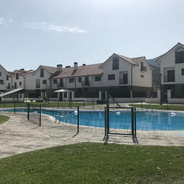 URKO Adosado 8 personas 160 m2 de terraza y piscina，位于圣克鲁斯德拉塞罗斯的酒店