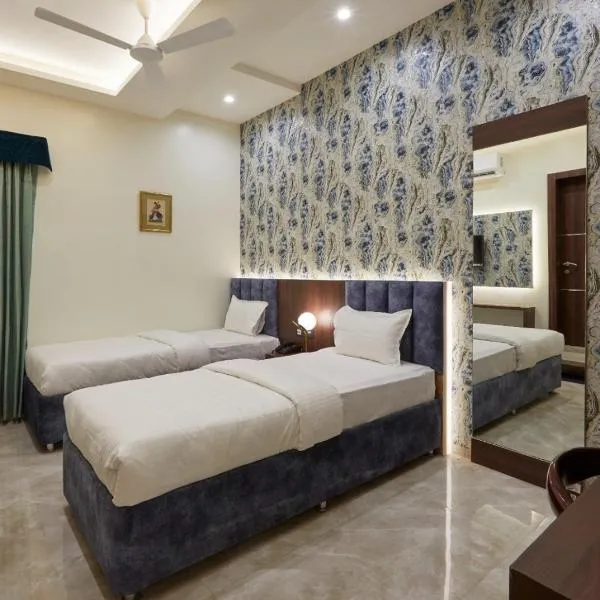 Hotel Rose Gold，位于Bhorvādi的酒店