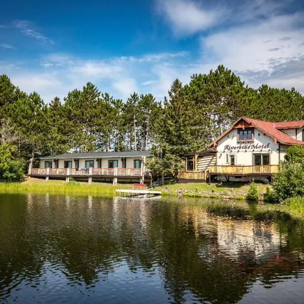 河滨汽车旅馆，位于Little Round Lake的酒店