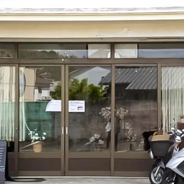 Guest Cafe Kuchikumano，位于Kamitondacho的酒店