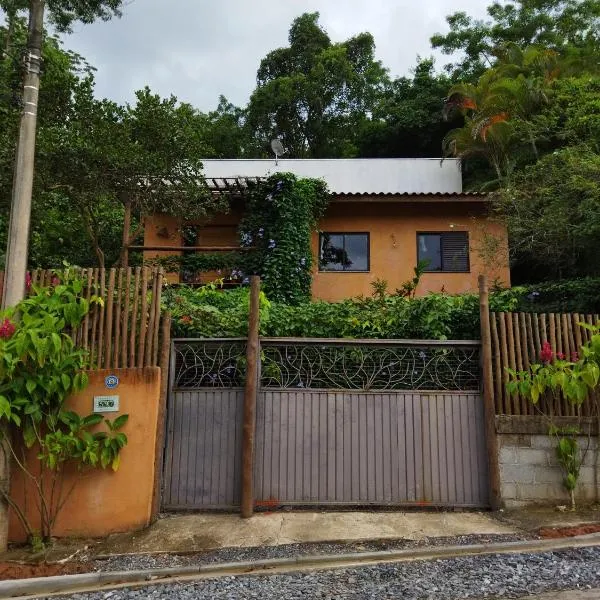 Suíte aconchegante，位于伊利亚贝拉的酒店