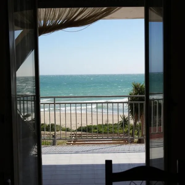 SEAFRONT SUITE 5 Stars - Comfortable Apartment，位于Casa Vitetto的酒店