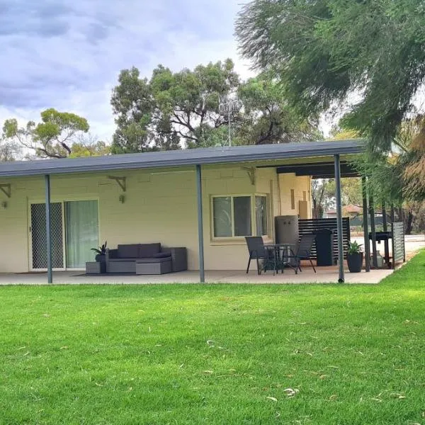 Riversands Rest Accommodation Paringa - River Box Cottage，位于贝里的酒店