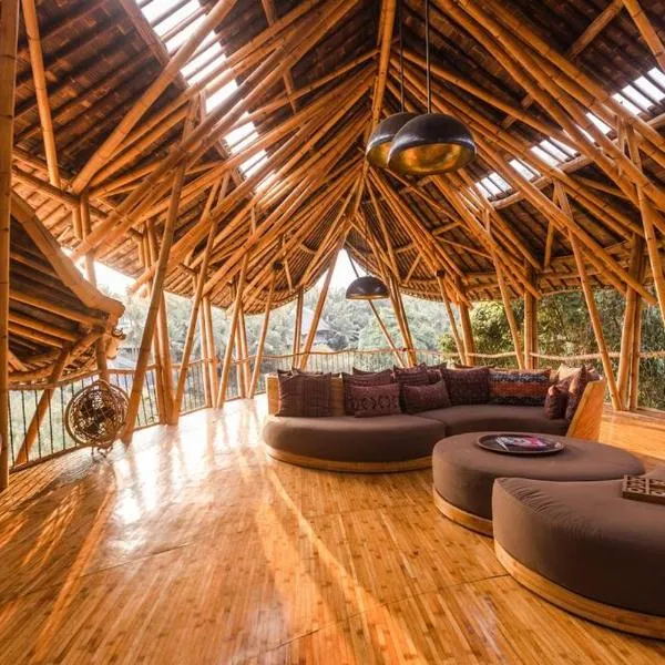 Sharma Springs 5 bds Luxurious Bamboo Mansion Pool,位于Bringkit的酒店