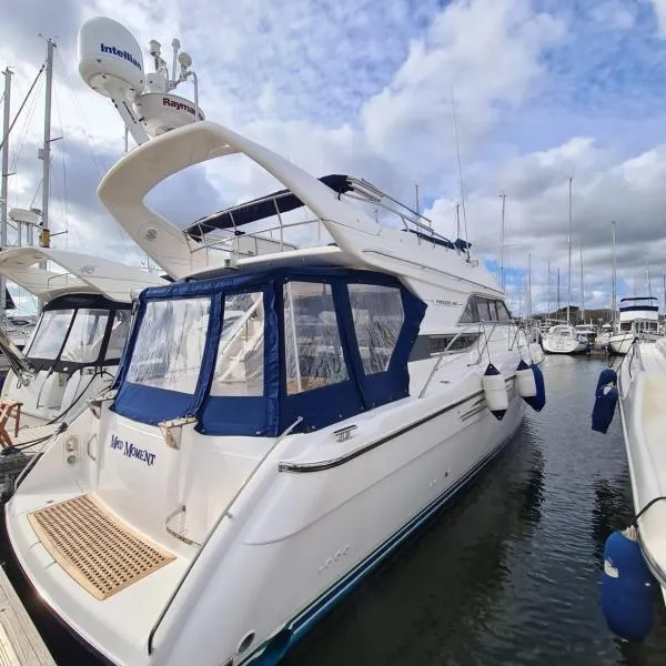 Mad Moment-Two Bedroom Luxury Motor Boat In Lymington，位于南安普敦的酒店