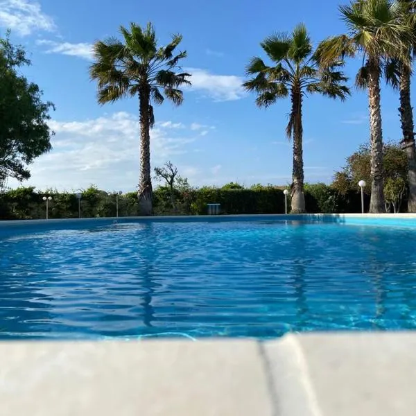 Villa Rosella appartamento 2 - con piscina - 150 m dal mare，位于Casa Vitetto的酒店