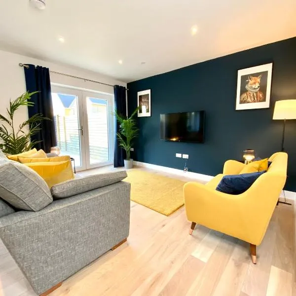 Stunning NEW Large 3 bedroom House - 5 Minutes to the nearest Beach! - Great Location - Garden - Parking - Fast WiFi - Smart TV - Newly decorated - sleeps up to 7! Close to Poole & Bournemouth & Sandbanks，位于Lytchett Minster的酒店