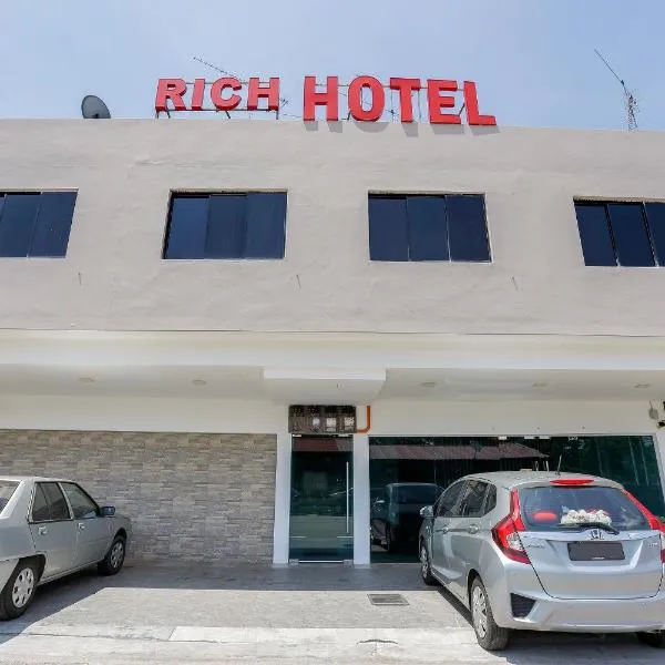 Super OYO 89495 Rich Hotel，位于Yong Peng的酒店