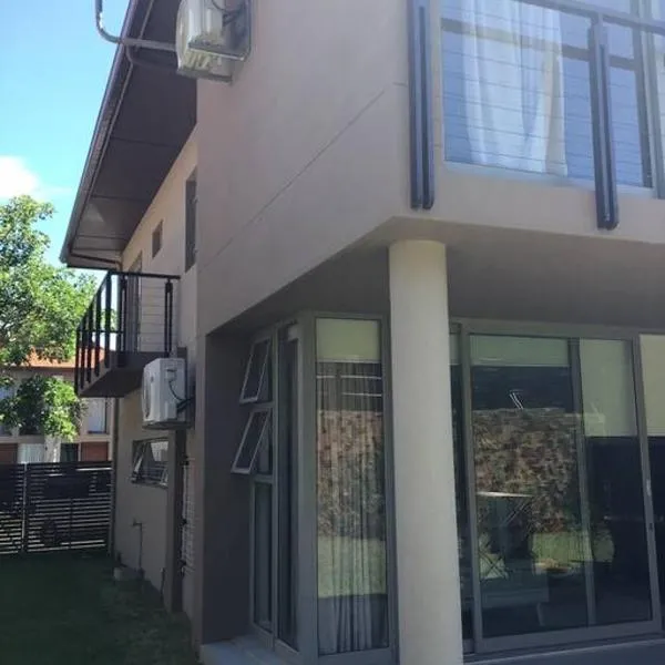 Cheerful 3-bedroom home in Zimbali Wedge Estate，位于Densainagar的酒店