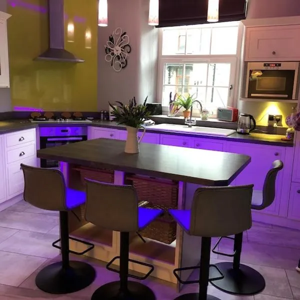 Stylish & Contemporary 5 * Fully Renovated Luxurious Holiday Cottage Ambleside，位于安布尔塞德的酒店