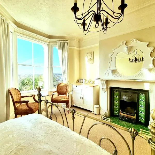 West Hill Retreat Edwardian Balcony Grand Ensuite with Rolltop Bath - Room Served Breakfast & Free Offstreet Parking，位于海斯廷斯的酒店