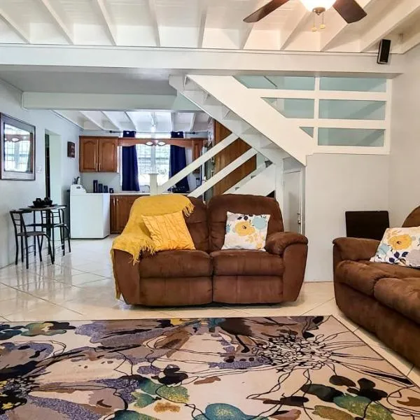 Cheerful 2 - Bedroom Townhouse with free parking in New Kingston，位于金斯敦的酒店