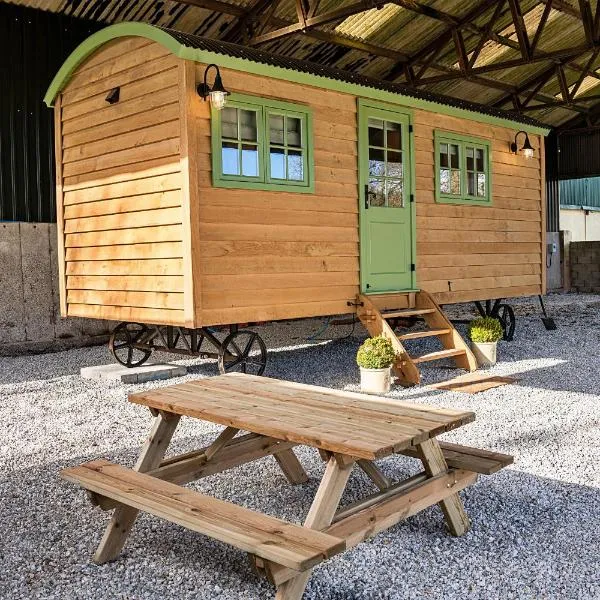 Finest Retreats - The Shepherd's Hut at Northcombe Farm，位于比沃辛的酒店