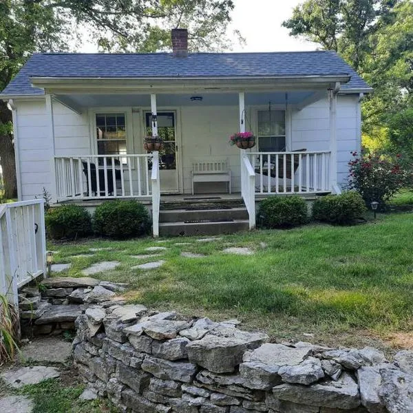 Charming Cottage on a City Farm!，位于乔治城的酒店