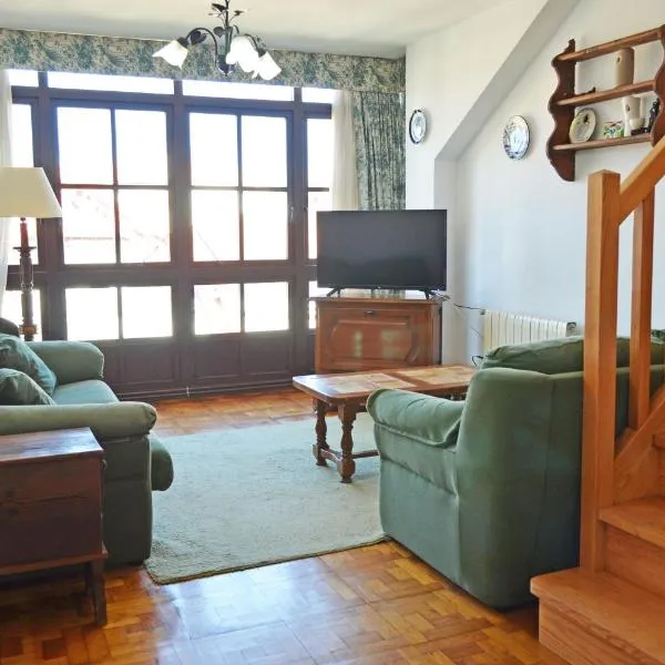 Apartamento El Corro: con parking en pleno centro de Comillas，位于柯米拉斯的酒店