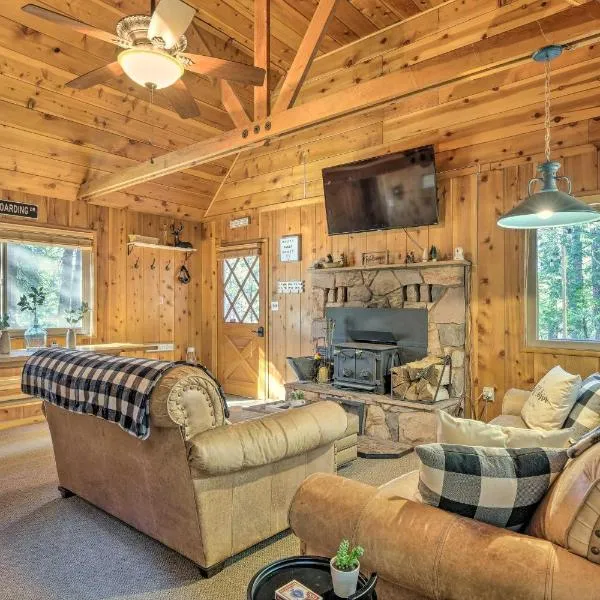 3 Mi to Big Trees State Park Cabin with Scenic Deck，位于阿诺德的酒店
